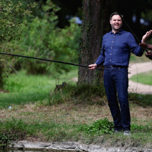 Ministrul britanic de externe s-a autoautodenunțat după o partidă de pescuit fără licență pe lacul privat al Chevening House