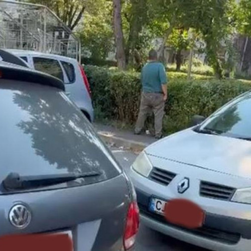 taximetrist surprins urinând în public în cartierul Gheorgheni, Cluj-Napoca