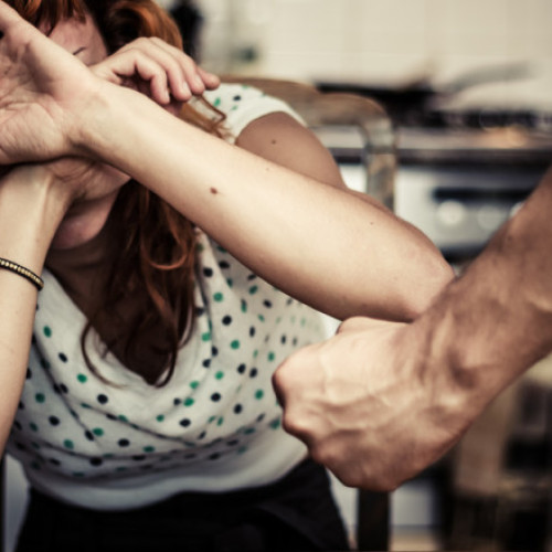 femei care au trecut prin relatii abuzive își spun povestea pentru a ajuta altele