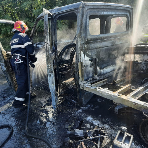 Mașină de mici dimensiuni ia foc în localitatea Strahotin
