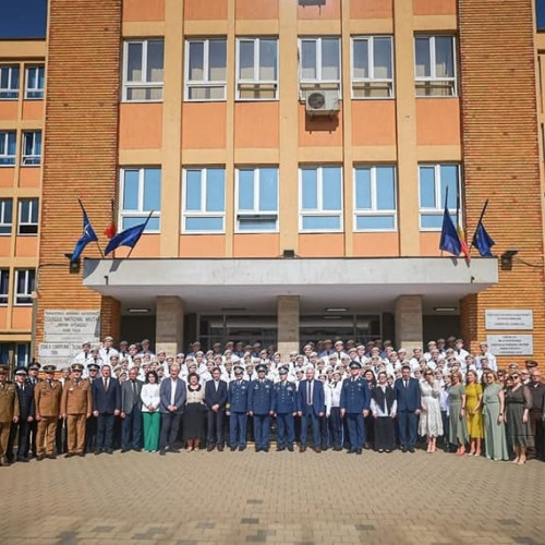 Tineri absolvenți ai promoției 2025, care au obținut media 10 la testul de admitere în universitățile militare, și-au ales deja cariere în Forțele Aeriene și Forțele Navale Române. Potrivit reprezentanților colegiului, nota maximă la cele trei discipline ale examenului — Matematică, Informatică și Fizică — i-a apropiet de visurile lor.