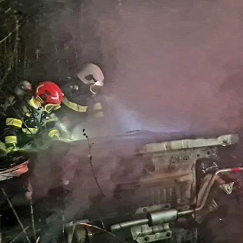 Două accidente rutiere au avut loc în județul Satu Mare în timpul nopții de 13 spre 14 august, anunță pompierii. Primul incident a avut loc în localitatea Lazuri, pe strada Principală, în jurul orei 23:36, unde un autoturism a ieșit de pe carosabil, a intrat într-un șanț și a luat foc. Potrivit apelului inițial, exista posibilitatea ca o persoană să fie blocată în mașină. La fața locului au sosit rapid două autospeciale de stingere cu apă și spumă, o autospecială de descarcerare și un echipaj SMURD, totalizând 14 militari. În timpul intervenției, șoferul a fost evacuat de participanții la trafic și a primit îngrijiri medicale.