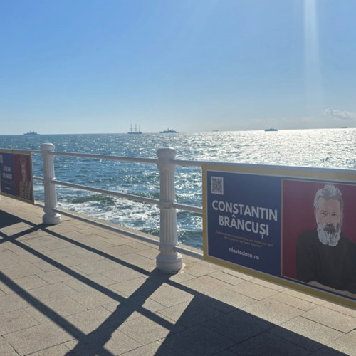 panouri cu citate de înțelepciune pe faleza cazinoului