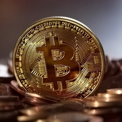 cotatia bitcoin a depășit pragul de 124.000 de dolari pentru prima dată, atingând un nou record pentru cea mai mare criptomonedă din lume, transmite DPA, preluat de ziaruldeiasi.ro. Joi dimineața, criptomoneda a atins valoarea de 124.517 dolari pe piața de la Bitstamp, însă ulterior a scăzut ușor, ajungând la 123.000 dolari. Această evoluție se datorează creșterii interesului din partea investitorilor instituționali și optimismului de pe piețele financiare, notează traderii.