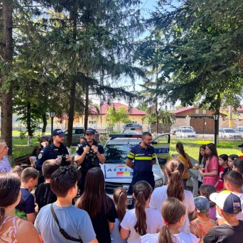 politistii din dulcesti au participat la scoala de vara pentru siguranta copiilor