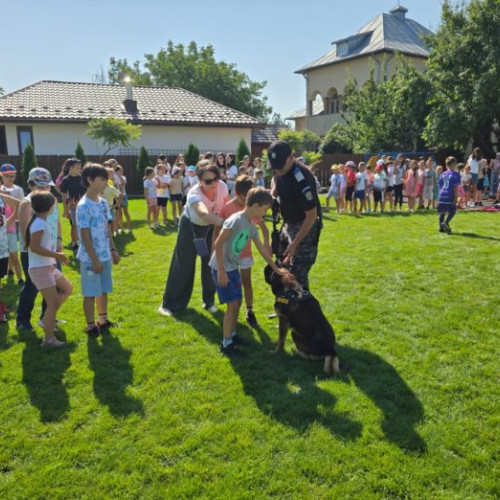 jandarmii botosaneni aduc zambete si invata pe copii despre siguranta in cadrul scolilor de vara