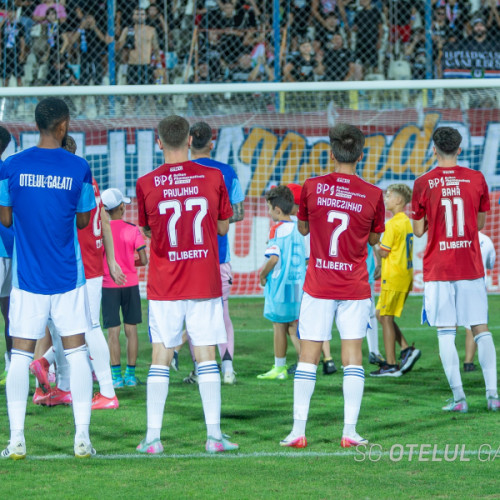 Oțelul Galați trece prin schimbări importante la nivelul lotului, în condițiile în care lotul clubului se restructurează, iar transferurile nu au avut loc conform așteptărilor. În ultimele zile, clubul a anunțat rezilierea contractelor cu doi jucători, ceea ce a surprins multă lume. Deși antrenorul Laszlo Balint vorbește în continuare despre posibilitatea unor noi transferuri, echipa pare să se destrame etapizat.