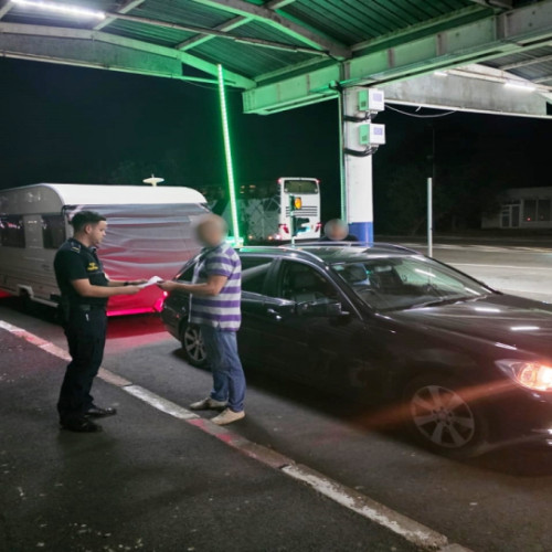 bărbat cu dubla cetățenie, cercetat pentru tentativă de ieșire din țară cu rulota neînmatriculată