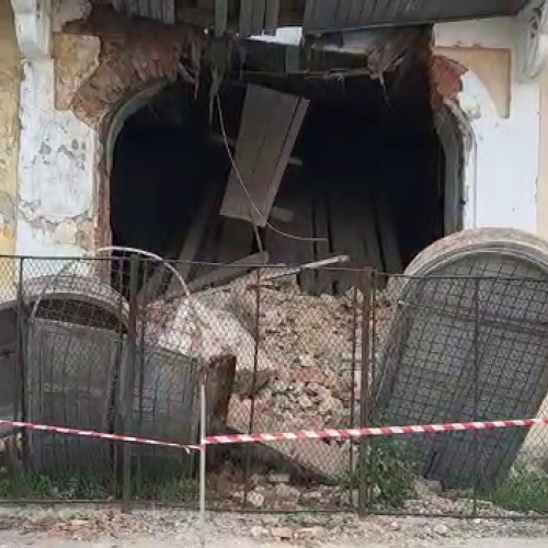 doi bărbați prinși sub darâmături în timpul demolării unei case la ipotești