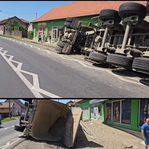 Accident pe o șosea din Banat: un camion s-a răsturnat în curba unui șofer aproape de a intra într-un magazin