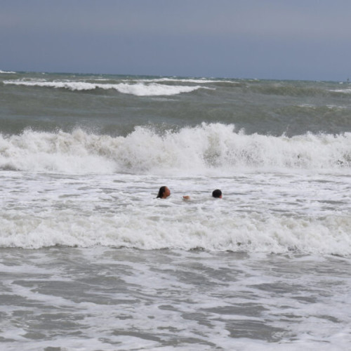 Intervenție rapidă pe plajă în Mangalia pentru salvarea a doi turiști