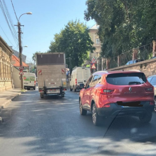 Strada Clinicilor din Cluj-Napoca, redeschisă recent după lucrări de reabilitare, devine din nou subiect de nemulțumire printre soferi și localnici. Un locuitor al orașului, revoltat de starea asfaltului, a postat pe un grup de activiști civici: „După redeschidere, tot asfaltul proaspăt turnat este în valuri. Cine răspunde de normele drumurilor publice? Unde se poate reclama pericolul părții carosabile?”