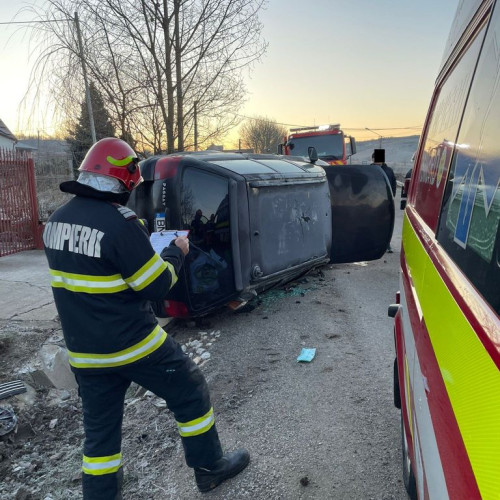 Șofer rănit după ce mașina s-a ciocnit violent de un cap de pod la Bistrița