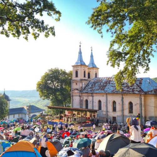 Pelerini numerosi la slujba de la mănăstirea Nicula cu o seară înainte de hram