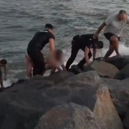 Doi oameni salvați de jandarmi după ce au fost luați de curenți pe plaja din Constanța