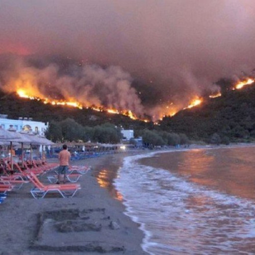 Atenționări de calatorie pentru Grecia și Albania din cauza incendiilor de vegetație