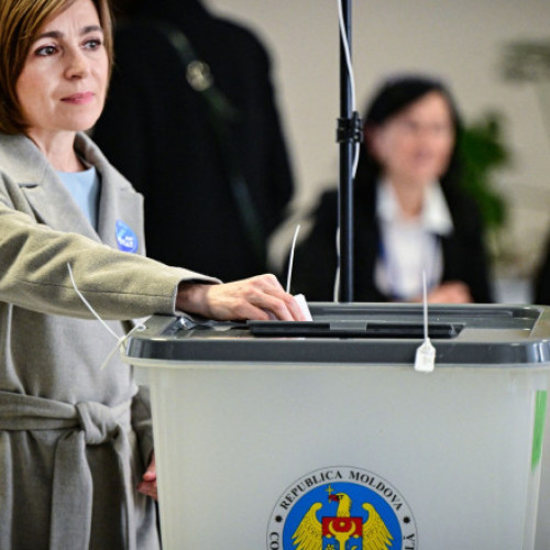 UE planifică un pas important pentru Moldova în procesul de aderare la blocul european înainte de alegerile din septembrie, devansând astfel Ucraina pentru prima dată, notează Politico. Conform surselor din Uniune, oficialii europeni analizează posibilitatea de a deschide un „prim grup de negociere” pentru Moldova la începutul lunii viitoare, după reuniunea miniștrilor UE. Acest pas ar reprezenta o etapă esențială în parcursul de aderare și ar oferi un sprijin electoral puternic președintelui Maia Sandu, lidera care promovează integrarea în Uniunea Europeană într-un moment în care Rusia încearcă să influențeze votul în favoarea sa.