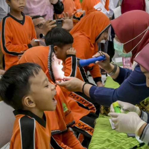 Peste 360 de persoane s-au îmbolnăvit în orașul Sragen, din provincia Java Centrală, după consumul unor mese școlare, anunță autoritățile. Potrivit oficialilor, acesta este cel mai amplu caz de intoxicație alimentară din cadrul programului de mese gratuite inițiat de președintele Prabowo Subianto, informează digi24.ro.