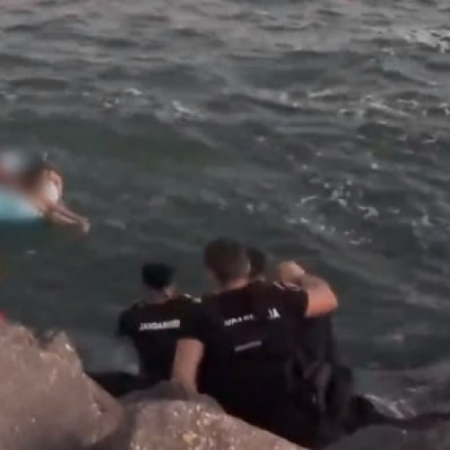 Două persoane salvate de jandarmi pe plaja din Constanța