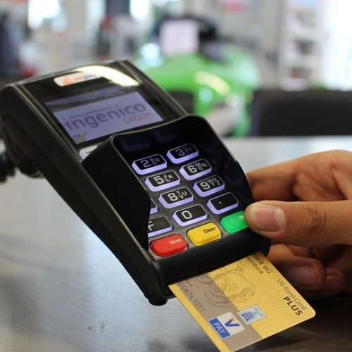 Plata cu cardul devine obligatorie chiar și pentru magazinele mici din sate