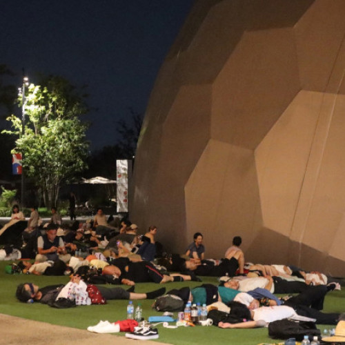 Aproximativ treizeci de vizitatori ai expoziției universale de la Osaka au fost spitalizați joi, după ce circulația metroului a fost întreruptă, obligând mii de oameni să petreacă noaptea la fața locului. Miercuri seara, linia de metrou care leagă expoziția de oraș a fost afectată de o problemă tehnică cauzată de un scurtcircuit, notează digi24.ro. Ca urmare, cele mai multe persoane au rămas blocate la singura stație care deservește evenimentul, unde au stat ore întregi.