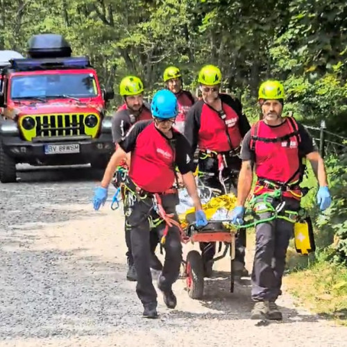 salvare în muntii bucegi: echipele de prim răspuns intervin pentru o persoană în stare gravă