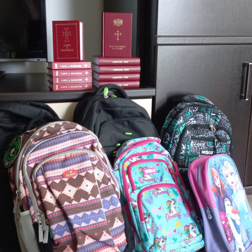 Peste 500 de copii din județele Botoșani, Iași și Neamț primesc ghiozdane complete pentru începutul școlii