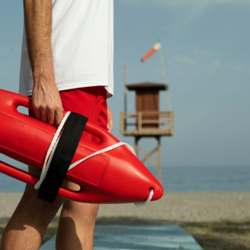 bărbat salvat de salvamari după ce a intrat în mare beat și ignorat semnele de avertizare