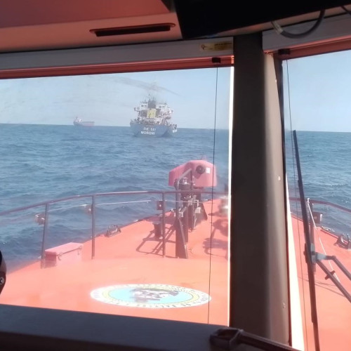 Un membru al echipajului navei ONE DAY, înregistrată sub pavilionul Comoros, a avut nevoie de îngrijiri medicale în timpul sejurului său în rada exterioară, zona 1 de ancoraj a portului Constanța. La ora 13.30, echipajul navei SAR ARTEMIS a intervenit și l-a urcat la bord pentru a acorda primul ajutor.