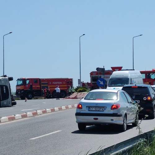 Elevii din Constanța au fost evacuați după ce o clădire a fost cuprinsă de flăcări