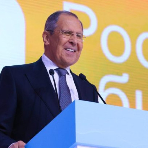 Vladimir Putin va avea o întâlnire importantă cu Donald Trump în Alaska, vineri, anunță surse apropiate, citate de vrancea24.ro. Potrivit acestora, liderul rus va fi însoțit de o echipă de persoane influente din cercul restrâns al Kremlinului, printre care se numără politicieni cu experiență, consilieri financiari și diplomați care au jucat un rol important în politica externă și economică a Rusiei în ultimii douãzeci de ani.