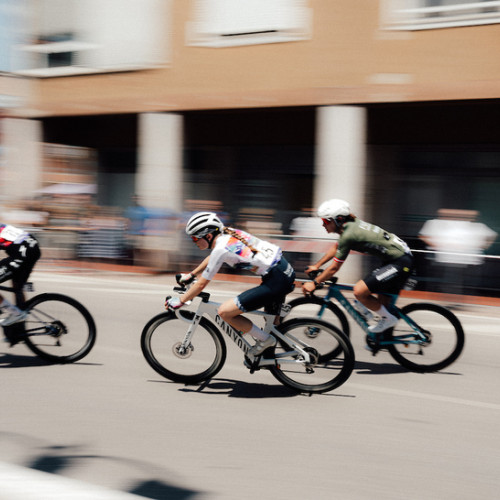 Turul Romandiei feminin a început vineri în condiții neobișnuite, cu cinci echipe descalificate înainte de start, printre care Visma-Lease a bike și Canyon-SRAM. Potrivit ziarului "ziaruldeiasi.ro", decizia a fost luată de Uniunea Internațională de Ciclism (UCI) din cauza unui conflict legat de instalarea unui dispozitiv GPS la o ciclistă din fiecare echipă, pentru a spori siguranța.