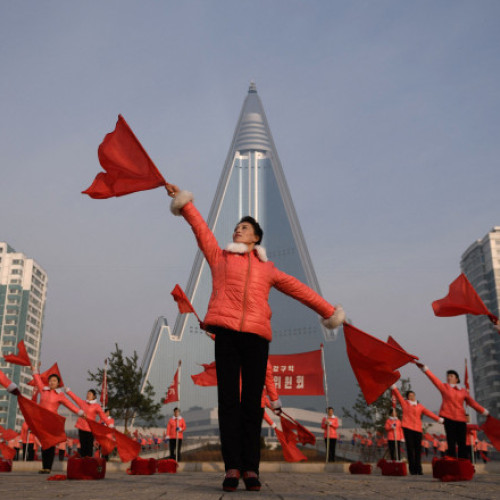 Hotelul Ryugyong din Phenian, una dintre cele mai înalte clădiri nelocuite din lume, rămâne un simbol al ambiției și al eșecului pentru Coreea de Nord. A fost început în 1987, cu intenția de a ridica un hotel de lux, dar construcția a fost de mai multe ori întreruptă. Clădirea are 105 etaje și măsoară 325 de metri în înălțime, însă nu a găzduit niciodată turiști, fiind încă neterminată după aproape 40 de ani.