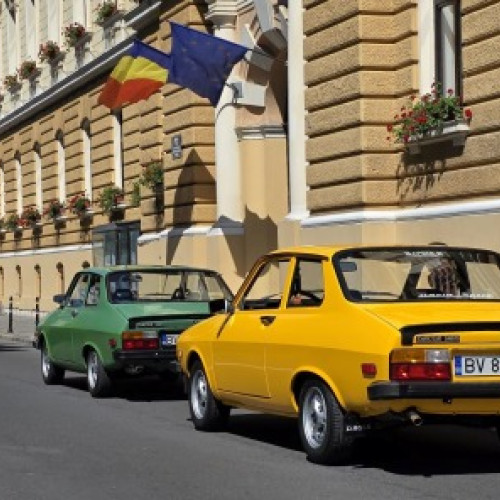 retroparada verii 2025 la brașov: pasionații de mașini istorice se reunesc în parcarea primăriei