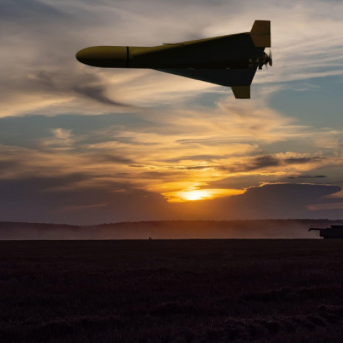 Rusia a lansat 85 de drone de atac și o rachetă balistică asupra Ucrainei, chiar în timpul întâlnirii dintre președintele SUA, Donald Trump, și omologul său rus, Vladimir Putin, potrivit Forțelor aeriene ucrainene, citează digi24.ro. Loviturile au vizat teritoriile din regiunile Sumi, Donetk, Cernihiv și Dnepropetrovsk, iar forțele de apărare aeriană ale Ucrainei au reușit să doboare 61 dintre drone.