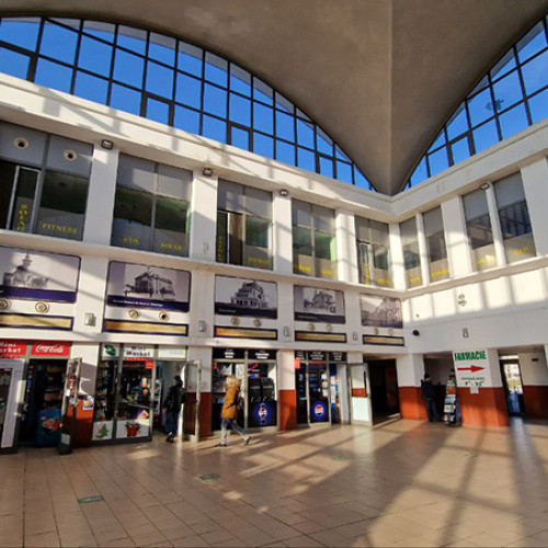 Activități comerciale și de servicii în zona Ovidiu Sud, în Constanța, urmează să fie scoase la licitație pentru închiriere, potrivit informațiilor publicate de ziarulamprenta.ro. Anunțul include diverse activități, precum comerțul cu mărfuri generale, vânzarea de carte și presa, alimentație publică, cafenele, automat de băuturi calde, restaurante, ATM-uri bancare și Crypto, cinematografe, publicitate stradală, amenajarea de posturi de pază, spații pentru tehnologie și prestări de servicii.