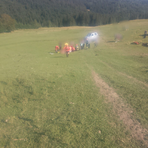 Bărbat de 48 de ani decedat după ce s-a răsturnat cu tractorul în Pipirig