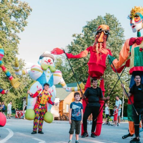 Buzaul sărbătorește cei cinci ani de festivalul BIAF, care a fost inaugurat ieri seară în parcul Crâng. Evenimentul a transformat zona într-un adevărat univers artistic, cu momente de jonglerie, parade cu personaje costume, acrobații aeriene și marionete uriașe, aducând magia direct în fața spectatorilor. Pe lângă spectacolele spectaculoase, au fost organizate ateliere de pictură pe față și activități interactive pentru copii, atrăgând vizitatori de toate vârstele.