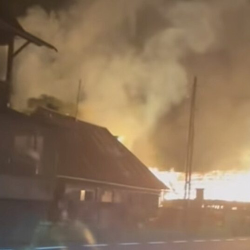 Bătrân ars de viu în propria gospodărie, după ce o rudă a pus focul intenționat