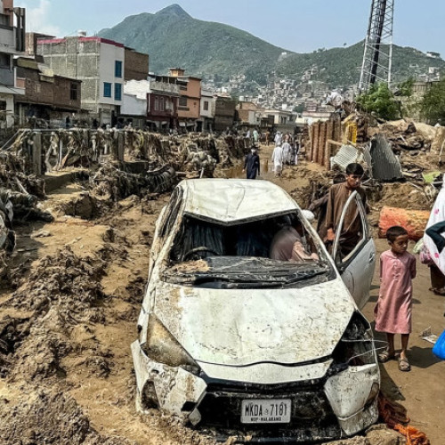 Ploile torențiale din Pakistan au provocat peste 321 de decese în ultimele 48 de ore, relatează digi24.ro. Cele mai afectate zone sunt provinciile muntoase din nord, în special Khyber Pakhtunkhwa, unde s-au înregistrat 307 de decese, potrivit Autorității Naționale pentru Managementul Dezastrelor. De asemenea, în Kashmirul administrat de Pakistan au murit nouă persoane, iar în regiunea Gilgit-Baltistan au pierdut viața cinci oameni. Mulți dintre morți au fost în urma inundatiilor rapide și prăbușirii caselor, iar 21 de persoane au fost rănite.