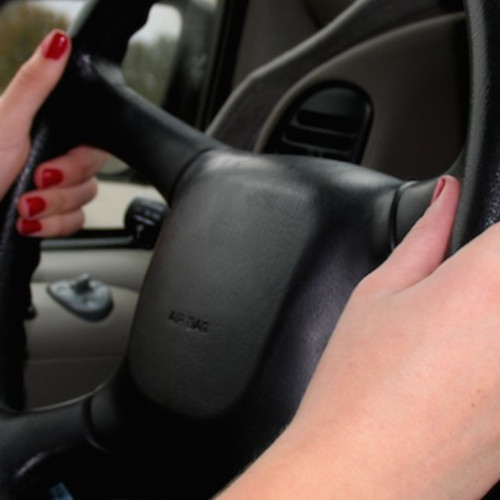 Polițiștii din cadrul Poliției Orasului Flamanzi au oprit pentru control un autoturism condus de o tânără de 30 de ani, din aceeași localitate. Femeia a declarat că nu avea asupra sa documentele necesare conform legii. În timpul verificărilor, ea a furnizat datele altei persoane, încercând să inducă în eroare autoritățile.