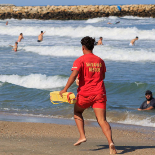 Pericol pe litoralul românesc din cauza valurilor puternice și a curenților