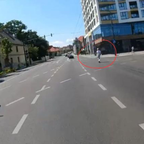 Tânăr la volanul unei trotinete, în doar câteva secunde, a pus în pericol pietoni și șoferi