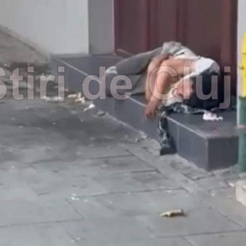 femeie fără adăpost de o săptămână așteaptă în fața unei case în Cluj, fără intervenția autorităților