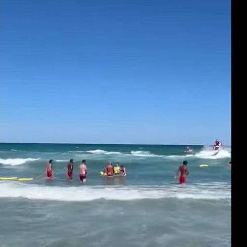 Tragedie pe plaja din Eforie: mai mulți turiști salvați din valuri și un deces