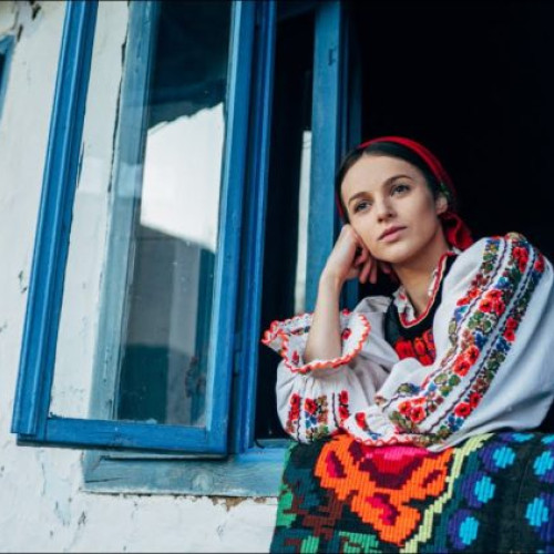 Anda Horoba lansează videoclipul „Nunta între hotară” pentru a celebra tradițiile românești