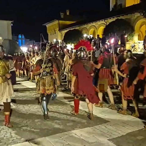 festivalul roman apulum de la alba Iulia: parada cu torțe și peste 300 de reenactori