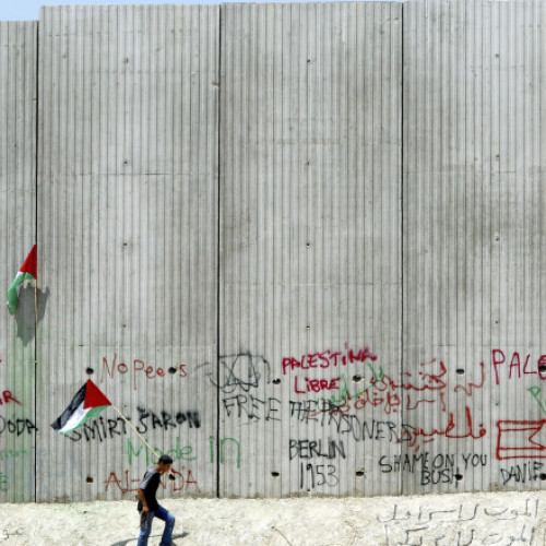 Australia a recunoscut oficial statul palestinian in cadrul Adunarii Generale a ONU, alaturandu-se astfel Regatului Unit, Canadei si Frantei, anunta digi24.ro. Aceasta decizie are o valoare simbolica, semnaland un consens tot mai mare global privind dreptul palestinienilor de a avea propriul stat. Cu toate acestea, specialistii noteaza ca, pe termen scurt, recunoasterea nu va schimba situatia din Gaza, iar formarea unui stat palestinian real, din Cisiordania, Fasia Gaza si Ierusalimul de Est, ramane extrem de dificila.