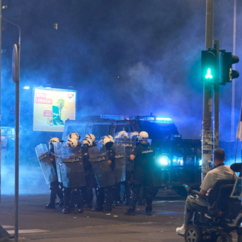 Noi conflicte între protestatari și poliție în Serbia, a cincea noapte de incidente