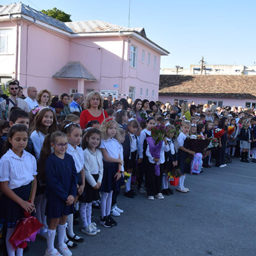 Calendarul școlar pentru anul 2025-2026 a fost aprobat oficial prin ordinul ministrului Educației. Conform acestuia, elevii vor reveni la cursuri în data de 8 septembrie 2025. Anul școlar începe oficial la 1 septembrie 2025 și se va încheia pe 31 august 2026, având o durată totală de 36 de săptămâni de cursuri.